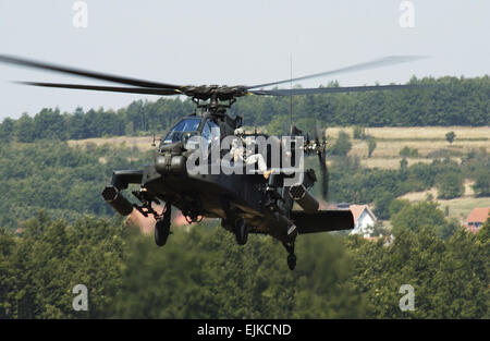 Multi-National Task Force East Soldat, reitet Schrotflinte auf ein AH-64 Apache während einer Apache Extraktion Übung 25 Aug. am Camp Bondsteel, Kosovo. Stockfoto