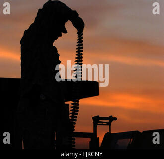 CAMP NAVISTAR, Kuwait - Spc. Kyle Huss, ein Appleton, Wisconsin, USA, native Lasten seine Humvee Besatzung Waffe 23. Februar ein Konvoi Unterstützung dienen für Mission in den Irak. HUSS ist Infanterist zugewiesen Firma C, 1. Bataillon, 121 Feldartillerie-Regiment im Camp Navistar, Kuwait, dritte Army/U.S. Armee-zentrale Mission unterstützen. Stockfoto