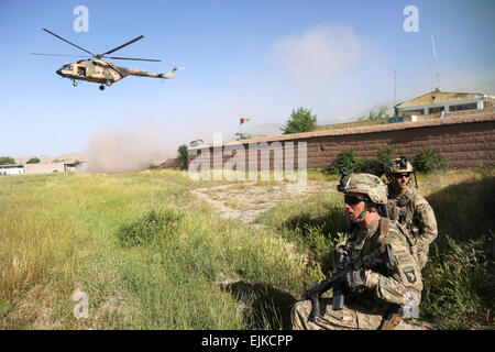 US-Armeesoldaten zugewiesen Alpha Company, 1. Bataillon, 327th Infanterie-Regiment, 1st Brigade Combat Team, 101. US-Luftlandedivision, sichern eine Landezone für afghanische Luftwaffe Mi-17 s außerhalb von Hesarak, Provinz Nangarhar, Afghanistan, 14. Mai 2013.  Mi-17 s werden verwendet, um die afghanischen Kräfte zurück zu Forward Operating Base Connolly zu transportieren.  SPC. Vang Seng Thao Stockfoto