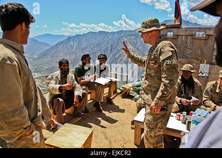 US Army Staff Sgt. Robert Cossairt, Charlie Kompanie, 1. Bataillon, 12. Infanterie-Regiment, 4th Brigade Combat Team, 4. US-Infanteriedivision, Task Force Red Warrior, unterrichtet Englisch für afghanische Sicherheit GuardASG Mitglieder bei einem Sprachkurs auf Beobachtungsposten Mustang, Provinz Kunar, Afghanistan, 3. Mai 2012. Der Sprachkurs ist ein tägliches Ereignis, das eine stärkere Bindung zwischen der ASG und Soldaten der US-Armee entwickelt.  SPC. Jenny Lui Stockfoto