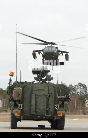 Nach der Teilnahme an einem Besuch einer offiziellen Partei der kroatischen Armee an der 7. US-Armee gemeinsamen multinationalen Training Command auf Grafenwöhr Training Area, Germany, 13. März 2012. Generalleutnant Mark P. Hertling, Kommandeur der US-Armee in Europa, zieht in einem Hubschrauber. Das Flugzeug schwebt über einem Stryker gepanzertes Fahrzeug. Stockfoto