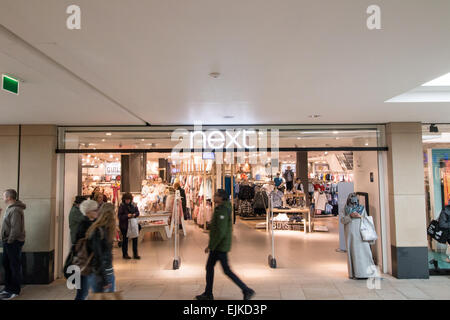 Nächsten Shop Shopper in Leeds Shopping Center. Unterschiedliche Menschen Stockfoto