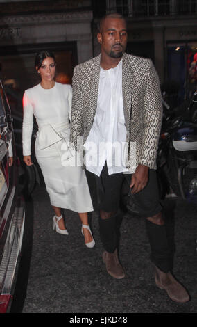 Kim Kardashian und Kanye West kommen für ein Abendessen im Hakkasan Restaurant in Mayfair. West ist mit einem kunstvoll rasiert neue Frisur gesichtet. Mitwirkende: Kim Kardashian, Kanye West wo: London, Vereinigtes Königreich bei: 23 Sep 2014 Stockfoto