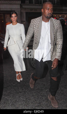 Kim Kardashian und Kanye West kommen für ein Abendessen im Hakkasan Restaurant in Mayfair. West ist mit einem kunstvoll rasiert neue Frisur gesichtet. Mitwirkende: Kim Kardashian, Kanye West wo: London, Vereinigtes Königreich bei: 23 Sep 2014 Stockfoto