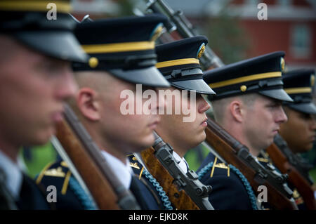 US-Armeesoldaten aus der 3. US Infanterie Regiment der alten Garde, beteiligen sich an Armee General Ann E. Dunwoody Abschiedsfeier am Joint Base Myer-Henderson Hall, VA., 15. August 2012.  Staff Sgt Teddy Wade Stockfoto