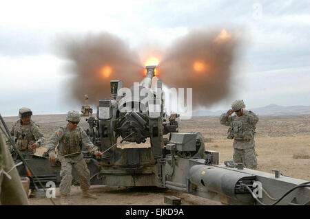 Soldaten mit Charlie Akku 1-377 FA Feuer ein M198, 155mm Haubitze während eines letzten kombinierten live-Feuer-Trainings. Stockfoto