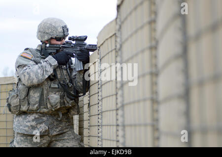 Ein US-Soldat, 2. Geschwader zugewiesen 2d Kavallerie sorgt für Sicherheit während einer Übung gegen improvisierten Sprengsatz auf Truppenübungsplatz Grafenwöhr, Deutschland, 18. April 2013. US-Armee visuelle Informationen Spezialist Gertrud Zach/freigegeben Stockfoto