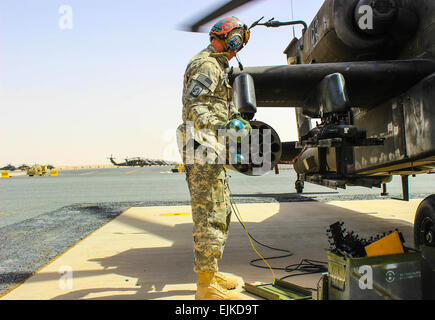 US-Soldat, ein 15J, AH - 64D Bewaffnung/elektrische/Avionik Systeme Werkstatt von Delta Company, 3. Bataillon, 159. Aviation Regiment Lasten eine AH64 Apache mit Raketen im Camp Buehring, Kuwait am 4. Juni 2014 vor das Flugzeug für eine live-Feuer Gunnery-Übung fährt. Das 3. Bataillon, 159. Aviation Regiment wird zurzeit nach Kuwait zur Unterstützung der Operation Enduring Freedom eingesetzt. US-Armee 1LT Emily McGuire Stockfoto