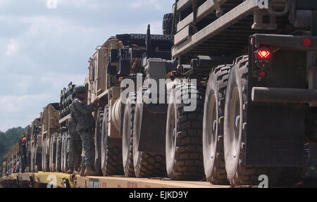 Mitglieder der Nationalgarde Iowa laden während Railhead Operations bei Camp Shelby, Miss. Die Fahrzeuge sind an die National Training Center in Fort Irwin, Kalifornien, wetterte wird, wo 2/34. Infanterie-Division in diesem Herbst trainieren wird. In der Nähe von 2.800 Soldaten aus Iowa Nationalgarde wurden für den Einsatz in Afghanistan zur Unterstützung der Operation Enduring Freedom genannt. Dies ist der größte Ruf auf der Iowa Nationalgarde seit dem zweiten Weltkrieg. Stockfoto