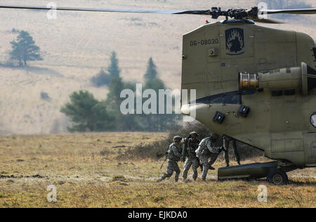 US-Soldaten, Bravo Batterie, 4. Bataillon, 319th Airborne Field Artillery Regiment 173rd Airborne Brigade Combat Team Board einen CH-47 Chinook-Hubschrauber während eine Mission Probe Übung am gemeinsamen Multinational Readiness Center JMRC in Hohenfels, Deutschland, 17. März 2014 zugewiesen. Die Übung wurde bei der 7. Armee gemeinsame multinationale Ausbildung des Befehls Grafenwöhr und Hohenfels training Bereichen Vorbereitung unterstellten Bataillone mit der 12. Combat Aviation Brigade nach Afghanistan verlegt, medizinische Evakuierung und Kampfunterstützung, NATO International Securit durchgeführt. Stockfoto