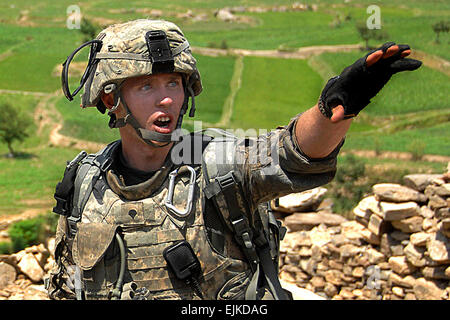 US Army Spc. Henry Rosenquist sucht feindliche Kräfte während einer Patrouille in der Nähe von Combat Outpost Honaker Wunder in Konar Provinz, Afghanistan, 29. Juli 2009. Unternehmen C, 2. Bataillon, 12. Infanterie-Regiment, Task Force Mountain Warrior ist Rosenquist zugeordnet. Amerikanischen und afghanischen Truppen patrouillierten die Gegend auf dem Weg zu einem Treffen mit Dorfältesten.    SPC. Evan D. Marcy Stockfoto