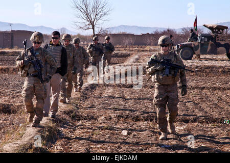 US-Armeesoldaten zugewiesen Bulldog Truppe, 1. Staffel, 91. Kalvarienberg Regiment 173rd Airborne Brigade Combat Team, führen eine Patrouille im Kotub Khel, in der Nähe zu bekämpfen, Post McClain, 26. November 2012, in der Provinz Logar, Afghanistan. Die Soldaten zur Verfügung gestellt Sicherheit zu einer lokalen High School und medizinische Klinik, während der Führer sprach mit lokaler nationaler zu versorgen und die Hilfe für die Kotub Khel-Gemeinschaft. US Army Spc. Alexandra Campo Stockfoto