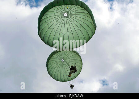 US Army Fallschirmjäger von der 82. US-Luftlandedivision hinab auf den Boden nach dem Sprung aus einem Flugzeug c-17 Globemaster III über Drop-Zone Sizilien während gemeinsamen Operationen Zugang Übung JOAX am 8. September 2011.  JOAX ist eine einwöchige Übung zur Vorbereitung der Luftwaffe und der Armee auf weltweite Krisen und Unvorhergesehenes zu reagieren.  US Air Force Foto/Staff Sgt. Quinton Russ freigegeben Stockfoto