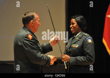 Generalmajor Bennett C. Landreneau, Adjutant General der Nationalgarde Louisiana präsentiert neu in Auftrag gegebene 2nd Lt. Latoya R. Authement, von Houma, Louisiana, mit der Adjutant General Award für die besten Absolventen für die LANG die Officer Candidate School Klasse 49 bei einer Inbetriebnahme Zeremonie an Tioga High School in Pineville, Louisiana, 29. August 2009. Stockfoto