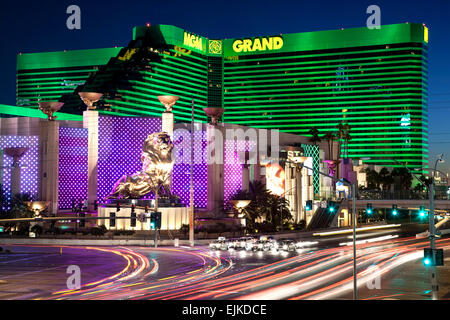 MGM Grand Hotel und hellen Streifen, den Strip in Las Vegas, Nevada, USA Stockfoto