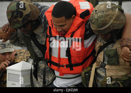 CAMP BEAUREGARD, Louisiana – Soldaten Hilfe einen verletzten Rollenspieler während des Disaster Response Trainings. Soldaten erhielten verschiedene Missionen gleichzeitig, die Louisiana Nationalgarde Fähigkeit zur Reaktion auf einen Notfall Staff Sgt Thomas Benoit, Louisiana Nationalgarde Public Affairs Fotograf zu testen. Stockfoto