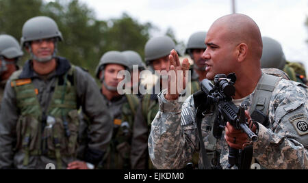 Sgt. 1. Klasse Garrett Williams, ein Zug-Sergeant mit der 82nd Airborne Division 1st Brigade Combat Team, Indian Army Fallschirmjäger mit der 50. unabhängige Para Brigade Verwendung veranschaulicht eine M4 Karabiner 4. Mai 2013, in Fort Bragg, N.C.  Indische Soldaten wurden auf amerikanischen Waffen als Teil des Yudh Abhyas 2013, die neunte Wiedergabe von einer jährlichen Übung zwischen den Armeen der Vereinigten Staaten und Indien, gesponsert von US Army Pacific vertraut gemacht.   Sgt. Michael J. MacLeod Stockfoto