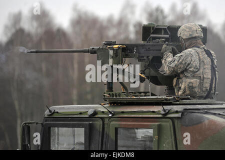 US Army Spc Justin Barnett, ein Fallschirmjäger zugewiesen, 1. Staffel, 91. Kavallerieregiment, 173. Infantry Brigade Combat Team in der Luft, feuert eine.50 Kaliber Maschinengewehr aus eine hohe Mobilität auf Rädern Mehrzweckfahrzeug während Platoon-Ebene scharfer Munition Übung bei der 7. Armee gemeinsame multinationale Ausbildung des Befehls Grafenwöhr Truppenübungsplatz, Deutschland, 4. Februar 2014.  Visuelle Informationen Spezialist Gertrud Zach/freigegeben Stockfoto