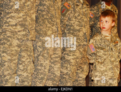 Command Sergeant Major Ian Field, 7, steht mit seiner Mannschaft bei einem Abschied Preisverleihung 15. April 2011, am Barlow Theater in Fort Riley, Kansas Die Soldaten der 1. Infanterie-Division arbeitete mit der Make-A-Wish Foundation iANS Wunsch, ein Soldat zu werden. Ian kämpft derzeit Duchenne-Muskeldystrophie. Stockfoto