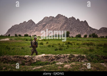 Ein US-Soldat, Delta Company, 4. US-Infanteriedivision, 1. Bataillon, 22. Infanterie-Regiment, 1st Brigade zugewiesen führt durch ein Tal während einer Patrouille durch Malajat, Afghanistan, Juni 4. Das Ziel der Mission ist, Atmosphären aus der lokalen Bevölkerung zu sammeln und Psychological Operations-Produkte vertreiben. Stockfoto