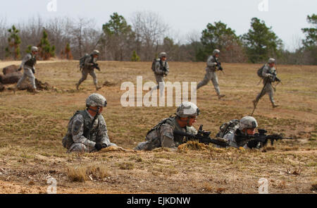 Fallschirmjäger der 82. US-Luftlandedivision, 3rd Brigade Combat Team, Unternehmen B, 1/505-Fallschirm-Infanterie-Regiment, manövrieren führt Übungen bei Beobachtung Punkt 13, 11. März 2013. Die Soldaten führen die zweiwöchige Ausbildung als Teil ihres intensiven Trainings-Zyklus.  SPC. Terrance Payton Stockfoto