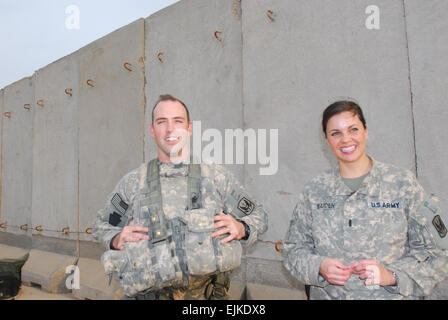 Chief Warrant Officer Chance Barden und seine Frau 1st Lt. Bethany Barden, Luft Mission Kommandanten und Piloten im Befehl für die 1. Staffel, 130. Angriff Recon Apache Bataillon, der North Carolina National Guard, haben einen Moment zusammen, bevor die Chance für eine Nacht Aufklärungsmission, 5. Dez. um Kontingenz Operating Base Basra im Irak nimmt ab. Stockfoto