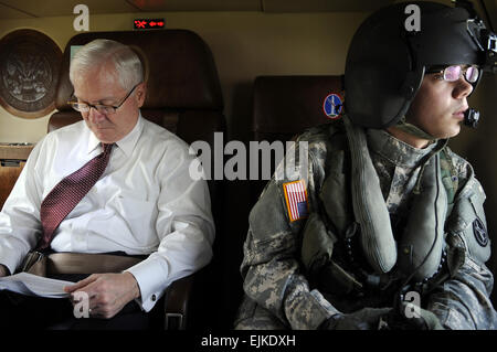 US Army Spc. Patrick Martin, ein Crewchef zugewiesen Alpha Company, 12. Aviation Battalion, bereitet aus dem Pentagon auszuziehen, als US-Verteidigungsminister Robert M. Gates auf einige Papiere und auf dem Weg in die United States Naval Academy in Annapolis, Maryland, 11. April 2008 holt.   Cherie Cullen. Stockfoto