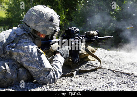 Armee Pfc. James Sneed, B Company, 1. Bataillon Airborne, 509. Infanterie-Regiment, feuert auf ein Fronteinsatz Ziel in atomaren, biologischen und chemischen Ausbildung bei Kleinwaffen Komplex, 17. Juni 2013. Qualifikation mit ihren zugeordneten Waffen, während das Tragen einer Schutzmaske M40A1 war der erste in einer Gruppe von Aufgaben die Soldaten abgeschlossen, verwenden einschließlich persönlicher und Warnung Ausrüstung, Dekontaminationsverfahren, Maske Wartung und Abschluss des Studiengangs Maske Vertrauen. Stockfoto