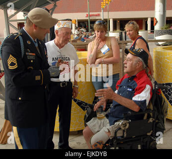 Sgt. 1. Klasse Leroy Petry, 75th Ranger Regiment Ehrenmedaille Empfänger spricht zu einem Mitglied der Veterans of Foreign Wars bei der VFW-Convention, Aug. 30.  Sgt. 1. Klasse Michael R. Noggle, USASOC Public Affairs Stockfoto