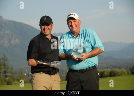 Sgt. 1. Klasse Leroy Petry, 75th Ranger Regiment Ehrenmedaille Empfänger, posiert mit Mark Calcavecchia, nachdem er 2011 Boeing Classic, 28. August gewann.  Sgt. 1. Klasse Michael R. Noggle, USASOC Public Affairs Stockfoto