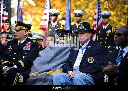 Besuchen Sie pensionierte Armee Oberst Bruce P. Crandall, rechts, und Nicholas Oresko, Center, beide Empfänger die Medal Of Honor, Veterans Day-Aktivitäten am Madison Square Park in New York City, New York, 11. November 2011 Kriegsveteranen zu Ehren.  Oresko ist der älteste lebende Ehrenmedaille Empfänger.  Staff Sgt Teddy Wade Stockfoto