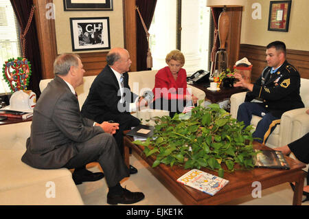 Sgt. 1. Klasse Leroy A. Petry, 75th Ranger Regiment Ehrenmedaille Empfänger, beschreibt die Funktionen des seine neue Armprothese, Christine Gregoire, Gouverneur des Bundesstaates Washington, 20 Juli. : 1. SFG Sgt. David N. Russell ein Public Affairs Stockfoto