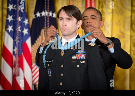 Während einer Zeremonie im Weißen Haus Auszeichnungen Präsident Barack Obama ehemaliger US Army Captain William D. Swenson die Medal Of Honor. Swenson erhielt höchste Auszeichnung des Landes für seine mutigen Taten während seiner Zeit als eingebettete Berater für die afghanische Nationalpolizei Grenze, Task Force Phoenix, kombiniert Sicherheit Übergang Befehl-Afghanistan zur Unterstützung der 32. Infanterie-Regiment, 1. Bataillon, 3. Brigade Combat Team, 10th Mountain Division, während der Kampfhandlungen gegen einen bewaffneten Feind in der Provinz Kunar, Afghanistan am 8. September 2009. Er ist der sechste lebenden Empfänger und die ersten offic Stockfoto