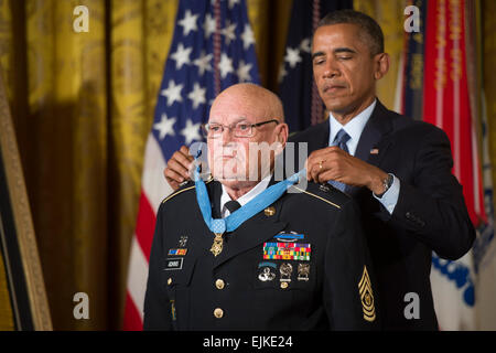 Präsident Barack Obama verleiht die Medal Of Honor, pensionierter Command Sergeant Major Bennie G. Adkins im East Room des weißen Hauses, 15. September 2014.  Adkins zeichnete sich während 38 Stunden Nahkampf-Kampf gegen die feindlichen Truppen am 9. bis 12. März 1966.  Zu dieser Zeit diente damals Sgt. 1. Klasse Adkins als eine Intelligenz-Sergeant mit 5th Special Forces Group, 1st Special Forces Camp "A Shau", in der Republik von Vietnam.  Während der 38-Stunden-Kampf und 48-Stunden Flucht und Steuerhinterziehung kämpfte Adkins mit Minenwerfer, Maschinengewehre, Rückstoßfreie Waffen, Handfeuerwaffen und Hand gr Stockfoto