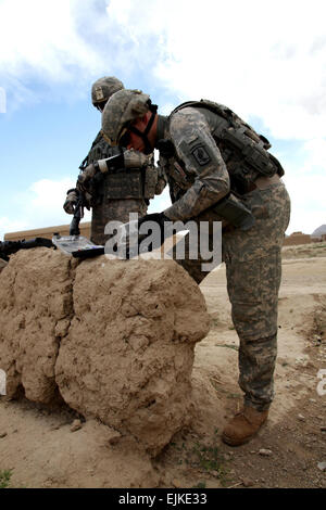 US Armee Sgt. John Russell von Amelia, VA., führt eine Suche nach Medizin, für einen Mann in das Dorf Belandeb, 8 Juni, Logar Provinz, Afghanistan. Russell ist der 173rd Airborne Brigade Combat Team zugeordnet. : Spc. Deyonte Mosley. Stockfoto