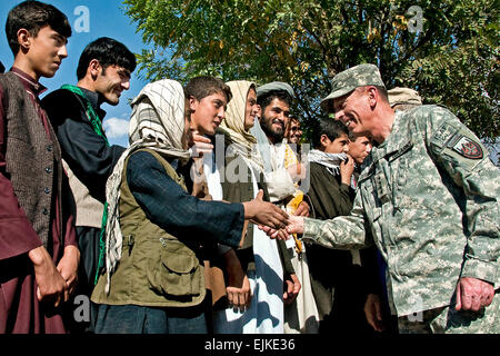 General David H. Petraeus, Kommandeur der NATO und der ISAF-Truppen in Afghanistan, besucht eine erfolgreiche Straßenbauprojekt in Badakhshan Provinz, Regional Command North, Sept. 30. Petraeus besucht auch eine Schura mit afghanischen Präsidenten Hamid Karzai und US-Botschafter in Afghanistan Karl Eikenberry.  US Marine Obermaat Joshua Treadwell Stockfoto