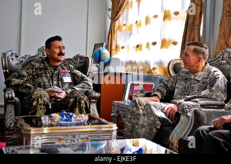 US Army General David H. Petraeus, Kommandeur, internationalen Sicherheitstruppe Assitance spricht mit BG Amlaqullah Patyani vor Beginn der Sergeant-Major der afghanischen Nationalarmee jährliche Führung Konferenz in Kabul Military Training Center, Kabul, Afghanistan.  ISAF Staff Sgt Bradley Lail. Stockfoto