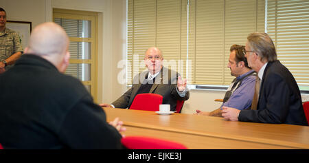 Unter Secretary Of The Army Joseph W. Westphal besucht das oberste SHAPE Headquarters Allied Powers Europe Situationsbewusstsein der NATO Prioritäten und Beiträge zur internationalen Sicherheit Kräfte-Afghanistan ISAF-A am 19. November 2012 zu gewinnen. Achtundzwanzig Länder in das NATO-Bündnis sind derzeit an der ISAF-Mission in Afghanistan beteiligt. Während seines Besuchs Westphal auch trafen sich mit wichtigen Führern, tourte die Form International School und traf sich mit Army War College Fellows. Westphal Besuch in der zentrale ist ein Vorspiel zu seinem jährlichen Thanksgiving Besuch mit Soldaten in Afghanistan wi Stockfoto