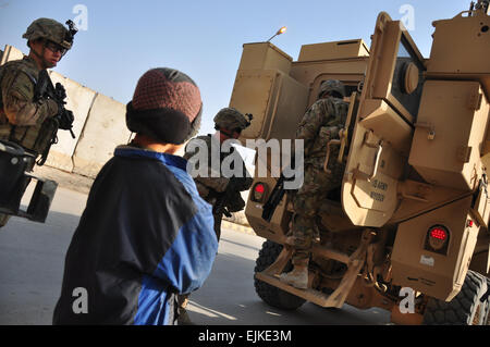 Ein afghanischer Lokalmatador begrüßt Mitglieder des Kandahar Provincial Reconstruction Team bei ihrer Vorbereitung auf ein Treffen in des Provinzrates von Kandahar, 13. Januar. Die KPRT trifft sich regelmäßig mit Kandahar Landesregierung Beamten. US Army Staff Sgt Jeff Neff Stockfoto