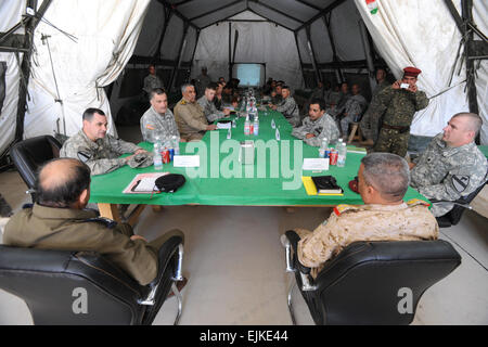 Irakische Sicherheitskräfte von Maysan Provinz treffen sich bei nach vorn Operating Base Hunter, Irak, um Sicherheit für die bevorstehenden Wahlen zu diskutieren. 1. Staffel, 9. Kavallerie-Regiment und 5. Bataillon, 82. Feldartillerie-Regiment von 4th Brigade Combat Team, 1. Kavallerie-Division Gastgeber dieser Veranstaltung bringen die verschiedenen irakischen Sicherheitsbehörden zusammen in einem Platz, Jan. 26 Stockfoto