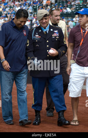 Sgt. 1. Klasse Leroy A. Petry, 75th Ranger Regiment Ehrenmedaille Empfänger spricht mit ehemaligen New York Mets Krug Jesse Orosco, vor dem Spiel zwischen den New York Mets und die Philadelphia Phillies bei Citi Field, 16 Juli. Petry mit Spielern und Trainern vor dem Spiel traf und empfing einen stehenden Applaus von den Fans während der dritten Inning.  Sgt. 1. Klasse Michael R. Noggle, USASOC Public Affairs/Medalofhonor/Petry / Stockfoto