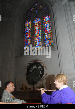 Linda Strating, National Cathedral Dozent, erläutert der Krieg Gedächtniskapelle mit Kaplan Oberstleutnant Carleton Birch. Die Glasmalerei in der Kapelle zeigt bedeutende Momente in der amerikanischen Militärgeschichte.          Dom bietet Tour Militärdienst /-news/2009/06/02/22011-cathedral-offers-tour-dedicated-to-military-service/ gewidmet Stockfoto