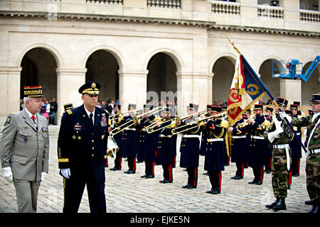 Französische Armee-Stabschef General Bertrand Ract-Madoux, links, Escorts US Army Chief Of Staff General Raymond T. Odierno während einer militärischen Ehren Ankunft Zeremonie am L'Hôtel National Des Invalides die nationalen Residenz der Invaliden, in Paris, Frankreich 5. April 2012.  Staff Sgt Teddy Wade Stockfoto