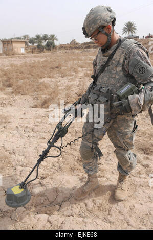 Ein Fallschirmjäger zugewiesen Firma A, 2. Bataillon, 505. Fallschirm-Infanterie-Regiment, 3rd Brigade Combat Team, 82nd Airborne Division, Multi-National Division-Bagdad, verwendet einen Metalldetektor auf der Suche nach Waffen Cache während Betrieb Doubleday Februar 9 im Stadtteil neue Bagdad Osten Bagdads. Die kombinierten Abstand wurde durchgeführt über mehrere Meilen in und rund um den neuen Bagdad Bezirk um klare und Aufständischen Netzwerke und Waffenlager zu stören. Stockfoto