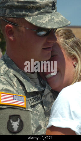 Ein US-Soldat aus 1st Brigade Combat Team, 34. Infanterie-Division erhält eine Umarmung von einem Familienmitglied in Cottage Grove Armory in Minnesota 16. Juli 2007, nach der Rückkehr von einer Bereitstellung. Minnesota Nationalgarde 1st Brigade Combat Team wurde für 22 Monate mit 16 Monaten aus den Einsatz in einer Kampfzone bereitgestellt.  Sgt. Lynette Hoke veröffentlicht Stockfoto