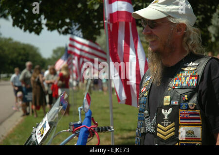 Patriot-Fahrer warten mit Familie und Freunden für die US-Armeesoldaten von Charlie Kompanie, 1st Brigade Combat Team, 34. Infanterie-Division, 16. Juli 2007 der Cottage Grove Armory in Minnesota zu erreichen.  Minnesota Nationalgarde 1st Brigade Combat Team wurde für 22 Monate mit 16 Monaten aus den Einsatz in einer Kampfzone bereitgestellt.  Sgt. Lynette Hoke veröffentlicht Stockfoto