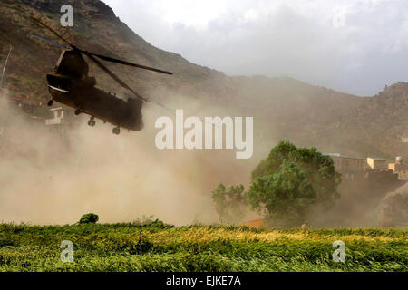 Ein CH-47 Chinook-Hubschrauber hebt ab nach dem Aufsaugen von Soldaten der US-Armee nach Abschluss ihrer Mission in der Spera Bezirk Mitte Khowst Provinz, Afghanistan, 17. Mai 2011. Die Soldaten werden der 1st Infantry Division 3rd Brigade zugewiesen.  PFC. Donald Watkins Stockfoto