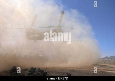 Die Soldaten der Bandit Truppe, 3rd Squadron 71. Kavallerie, 3rd Brigade Combat Team, 10. Mountain Division Team bereiten Sie sich auf einem Transporthubschrauber CH-47 Chinook Truppe an Bord nach Abschluss ihrer Mission auf Forward Operating Base Muqar. Die Spartaner die 3rd Brigade Combat Team werden nach Afghanistan als eine Kraft beraten unterstützen Sicherheitsbrigade Betrieb Enduring Freedom eingesetzt.  US Armee Sgt. Javier Amador, 3rd Brigade Combat Team, 10. Mountain Division Public Affairs Stockfoto