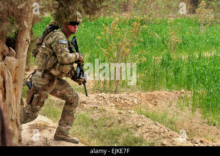 US Army Spc. Thaxal Potter, ein Teammitglied Sicherheit Kraft für provinzielle Rekonstruktion Team PRT Farah, sorgt für Sicherheit während einer Mission in Farah Stadt, 26. Dezember.  PRT Farah widmet sich trainieren, beraten und unterstützen afghanische Staats-und Regierungschefs bei den Stadtwerken, Bezirks und Landesebene in der Provinz Farah, Afghanistan.  Ihre zivile Militär-Team besteht aus Mitgliedern der US-Marine, US Army, US Department of State und der US-Agentur für internationale Entwicklung USAID.   Lt. j.g. Matthew Stroup/freigegeben Stockfoto