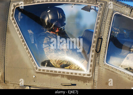 AH-64 Apache Hubschrauberpiloten aus 10. Combat Aviation Brigade Task Force Tigershark, bereiten für eine Mission aus Forward Operating Base Fenty 12. November 2013.  Kapitän Peter Smedberg / Stockfoto